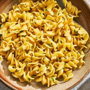 Butter noodles with parsley