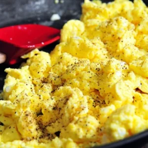 Scrambled eggs with pepper