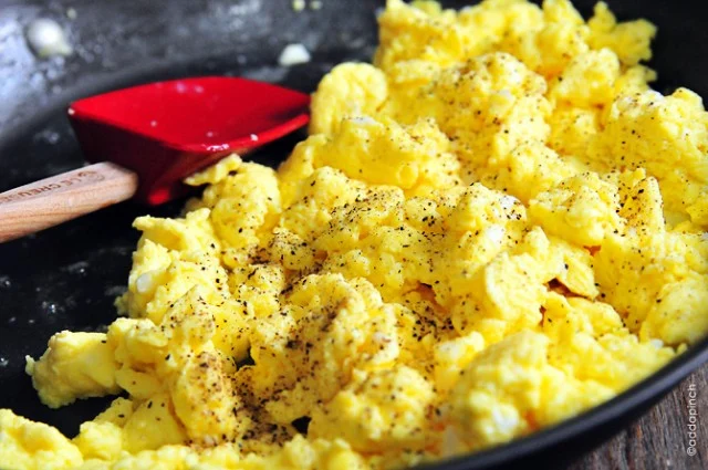 Scrambled eggs with pepper