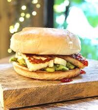 Burger with grilled halloumi