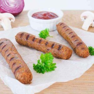 Grilled sausages with garnishes