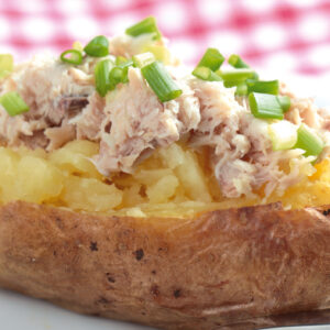 Baked potato with tuna and chives